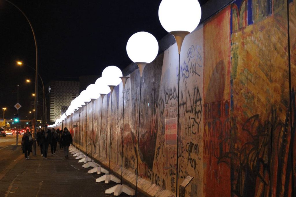 east side gallery iluminada em foto noturna