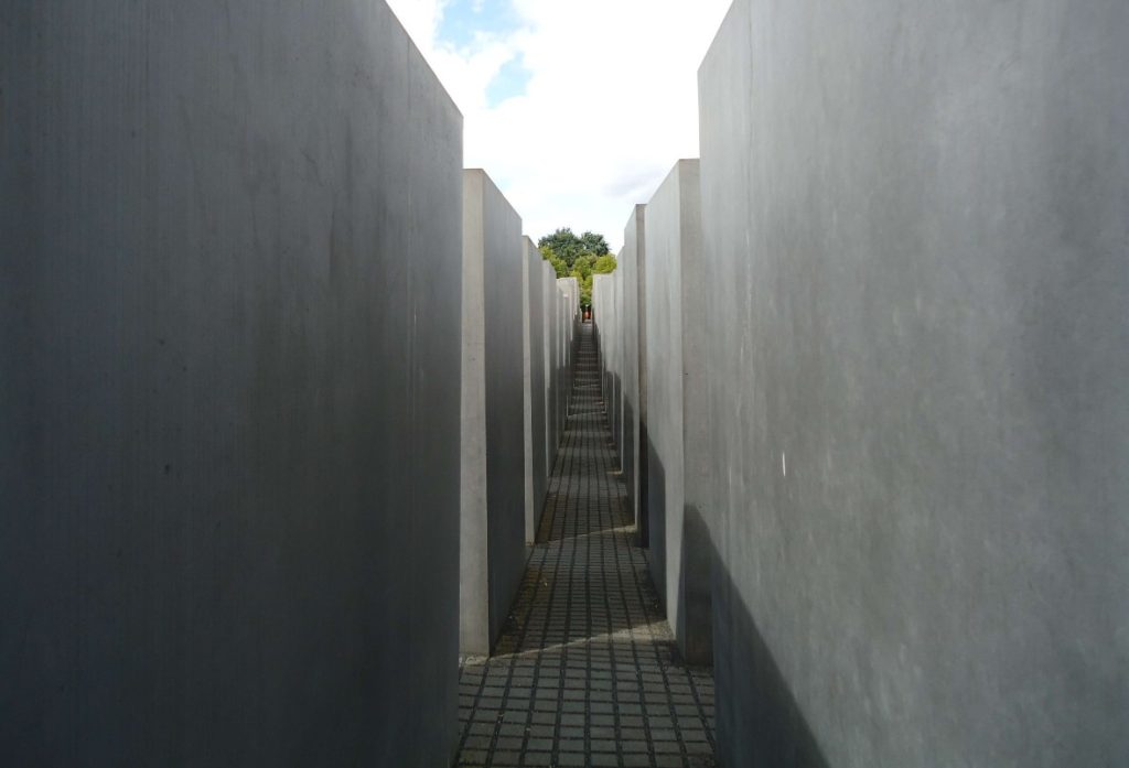 espaco entre os blocos de concreto do memorial em homenagem aos judeus mortos na europa