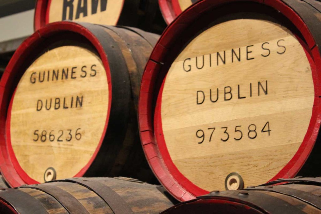 barris de cerveja da Guinness na fábrica da cerveja em Dublim