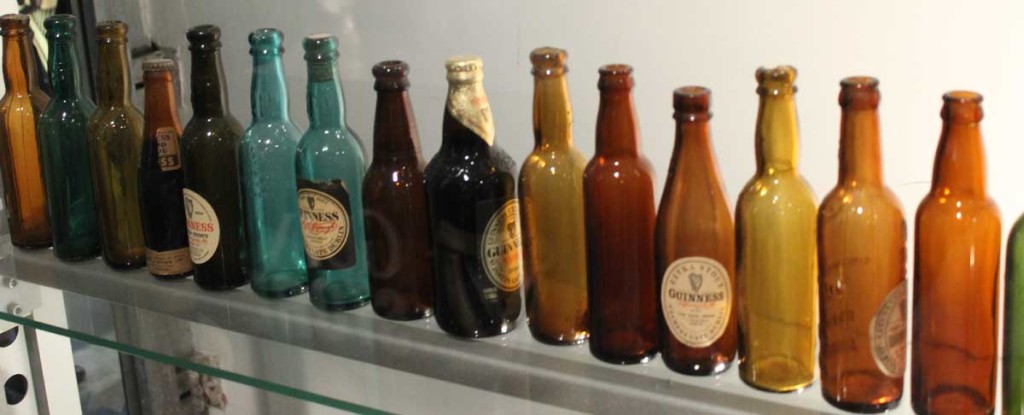 garrafas antigas da Guinness na Guinness Storehouse em dublim