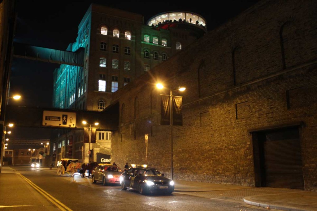 rua em frente à fábrica da guinness, em dublim