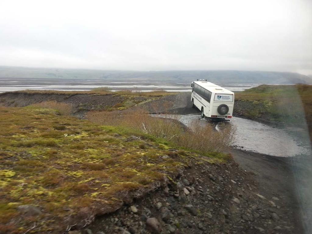 ônibus 4x4 atravessa riacho próximo a Vatnajökull, na Islândia