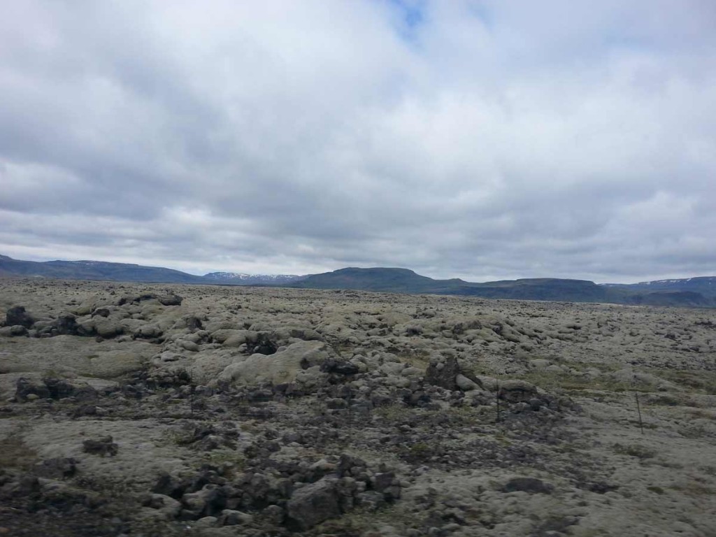 Campos de Lava na Islândia na beira da estrada