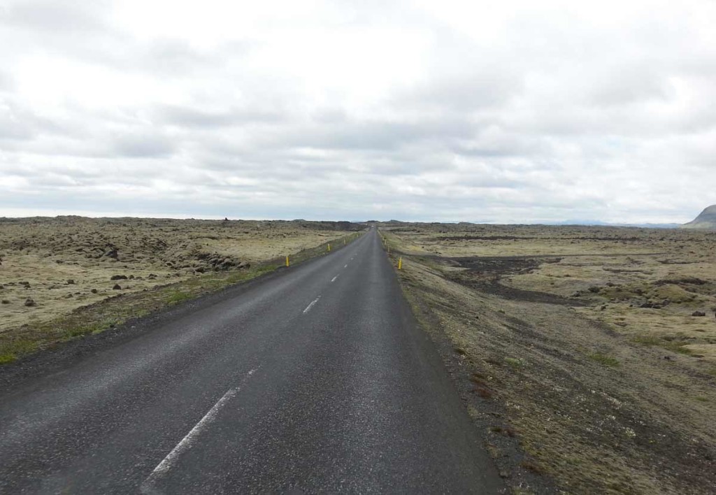 Campos de lava, na Islândia, com uma estrada ao centro