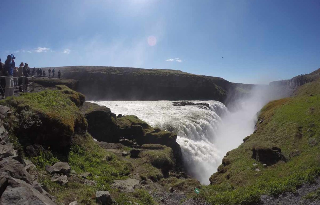 Cachoeira de Gullfoss, Islândia. Queda d´água está entre montanhas