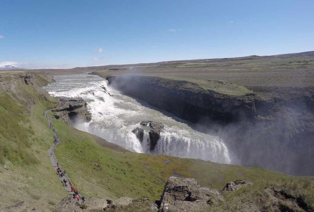 Rio na Islândia desemboca nas cataratas de Gullfoss