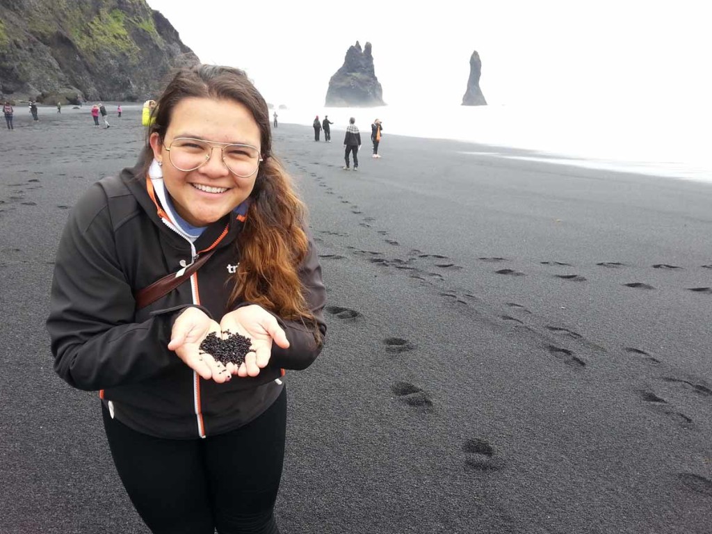 Tatiana Olegario em Vik - a praia de areia preta, na Islândia