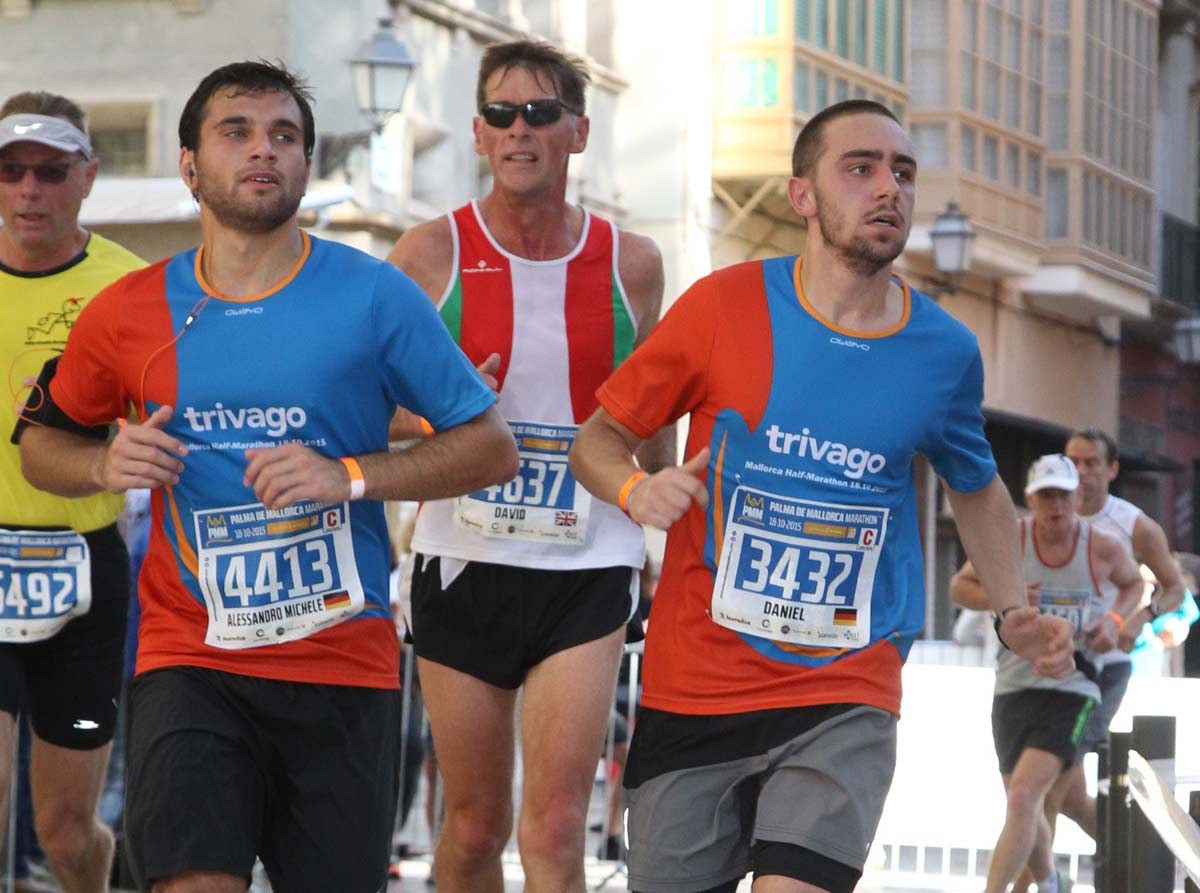 Como a gente foi em um grupo do trivago, foi legal também encontrar algumas caras conhecidas no meio do caminho para correr num mesmo ritmo. Eu dei a sorte de encontrar o Alessandro (foto), que já é acostumado com provas de corrida e isso foi bom pra manter um ritmo constante e acabar guardando fôlego para a reta final. Foto: Maratona de Palma