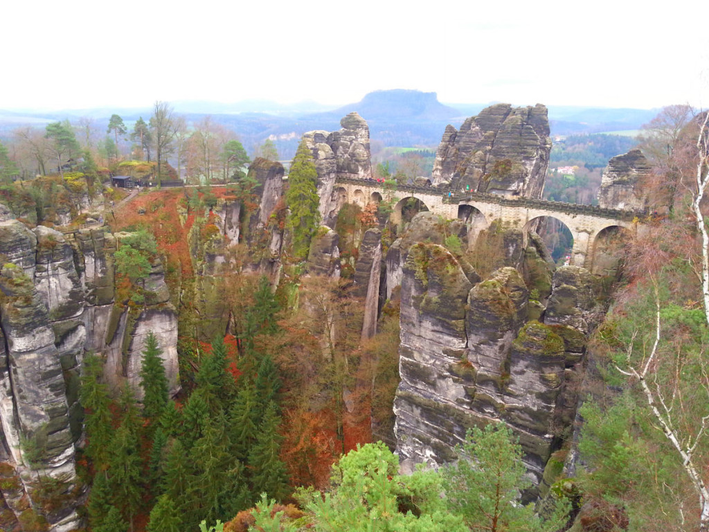 vista da ponte do parque nacional de Bastei, a Suíça da Saxônia perto de Leipzig