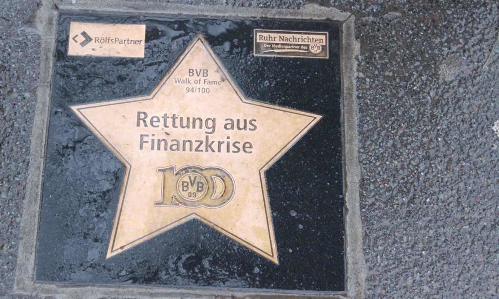 Em 2005, o Dortmund entrou em uma severa crise financeira e só não faliu por causa da ajuda de muitas empresas e até do Bayern de Munique. Como agradecimento, o clube espalhou várias placas nas calçadas da cidade com os nomes de quem os ajudou.