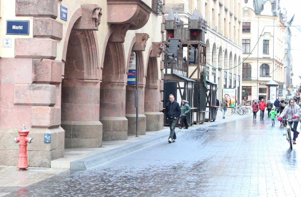 homem caminha centro histórico leipzig