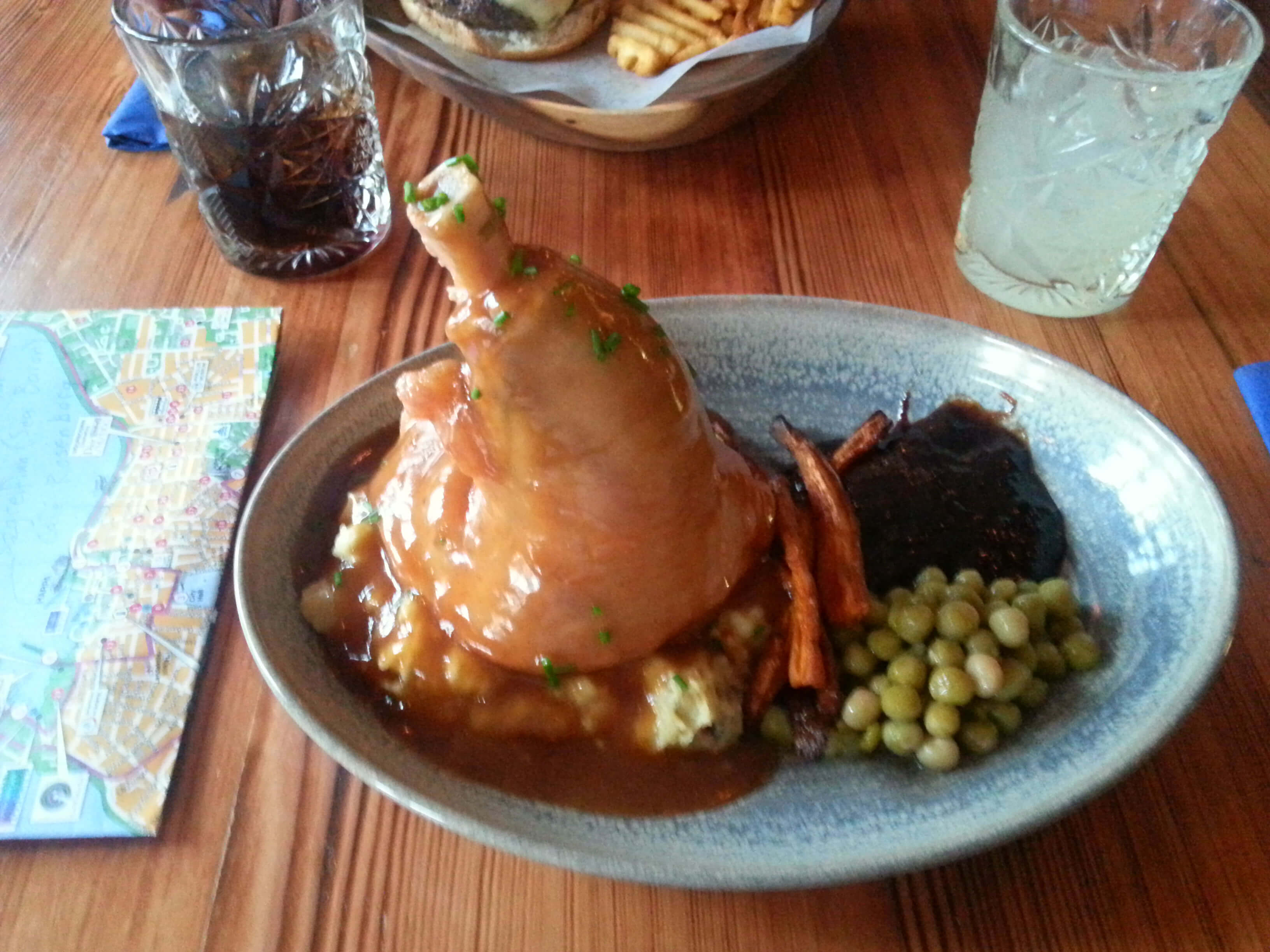 Comida perna de carneiro 