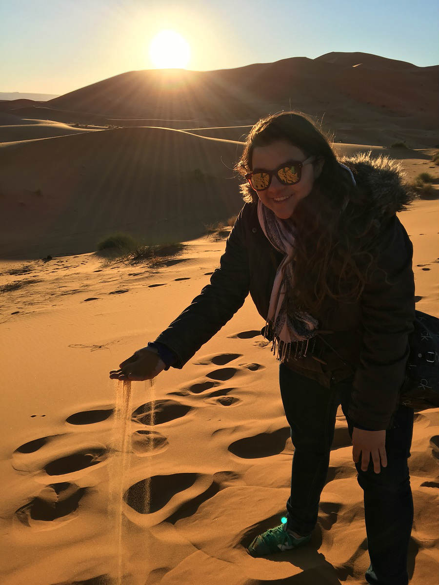 tati soltando areia deserto