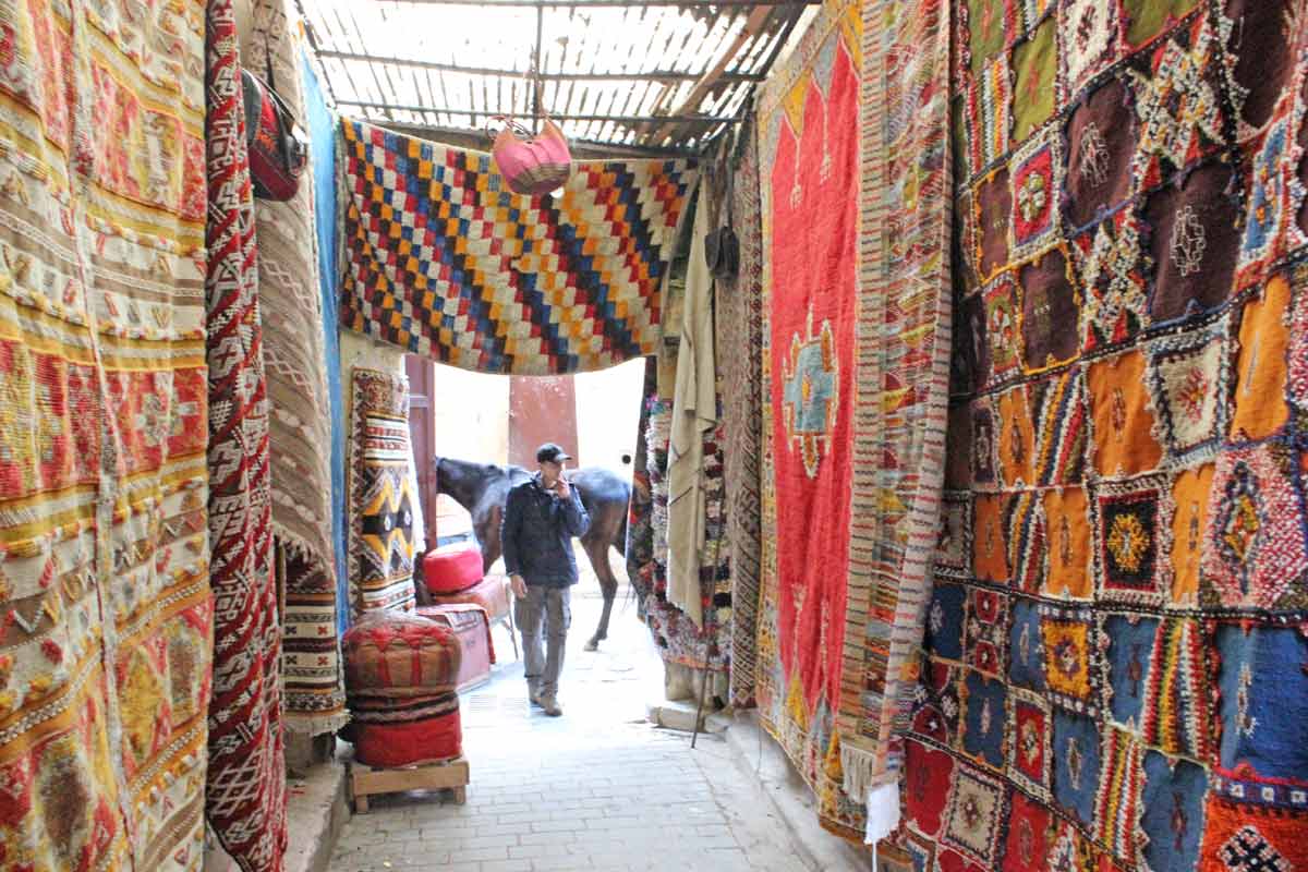 Tapetes à venda na Medina de Fez