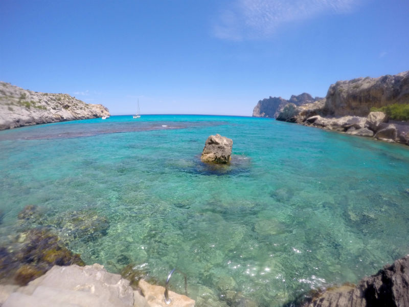 água transparente no mar da cala clara em maiorca