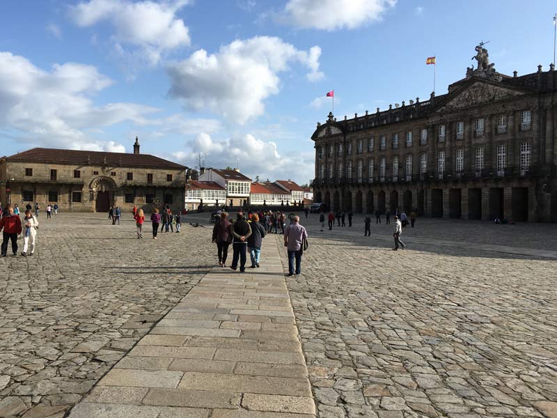 Essa praça aí fica lotada de peregrino recém-chegados.