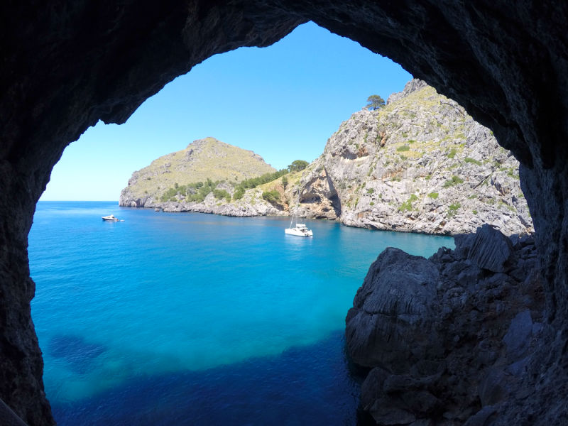 vista de uma fenda na torrent de pareis, na praia de sá calobra, em maiorca