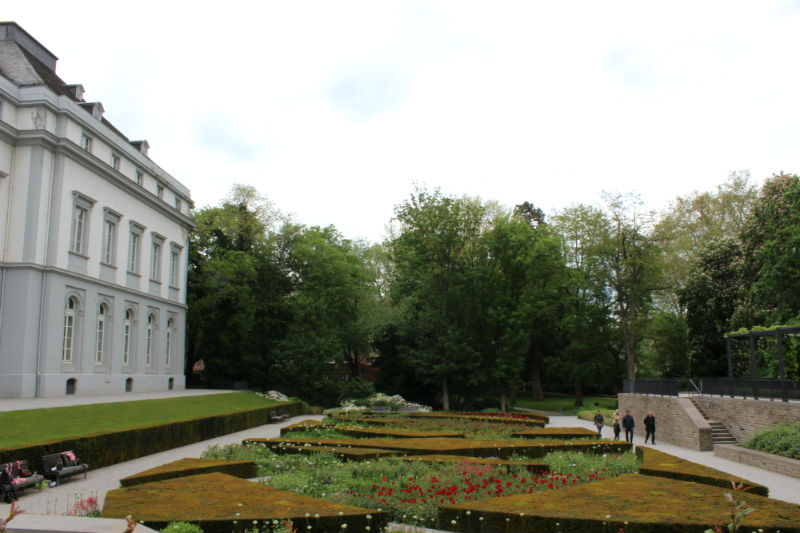 Os jardins de fora do castelo da cidade.