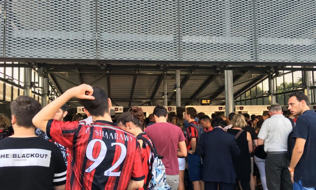 entreada do metro em frente ao estádio do san siro, que fica bloqueada quando o volume de pessoas é muito grande