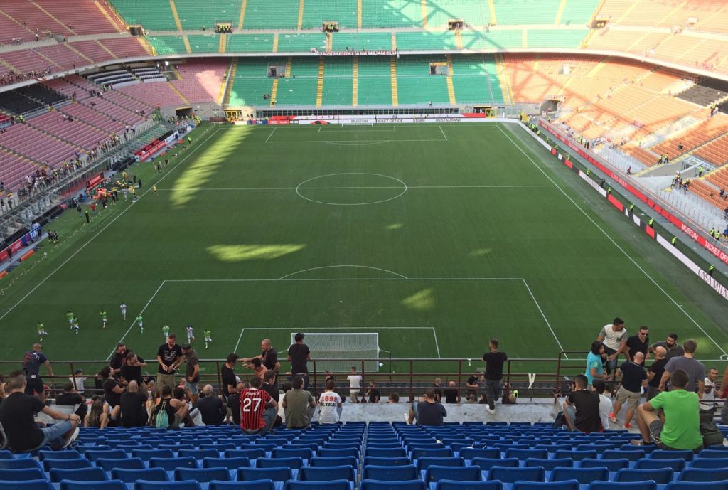 arquibancadas azuis do estádio san siro