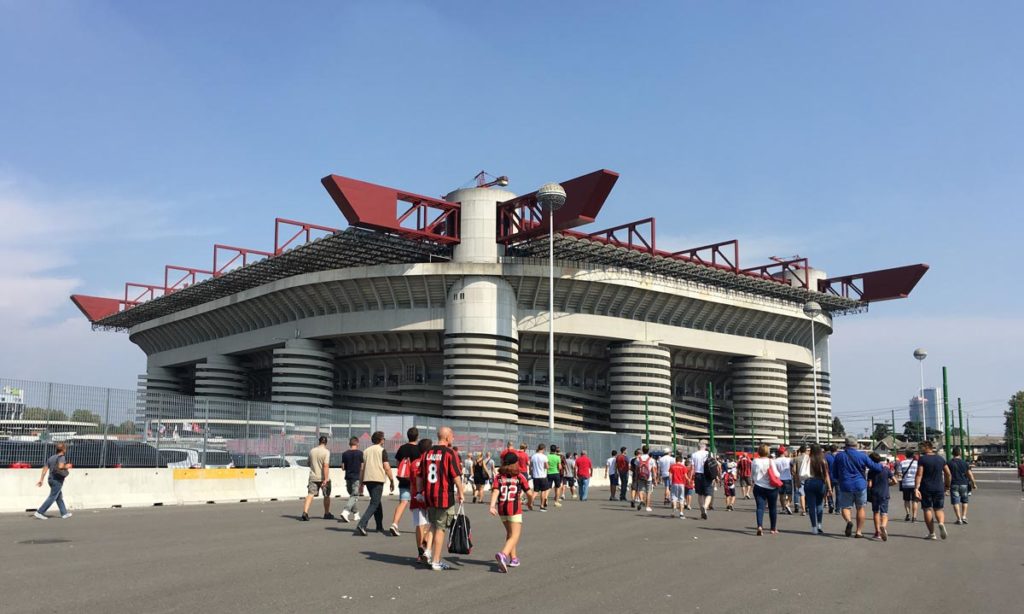 lado de fora do estádio san siro, em Milão.