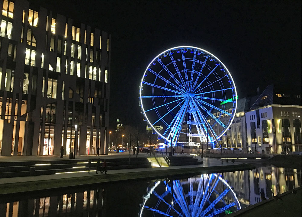 roda gigante azul em dusseldorf, alemanha