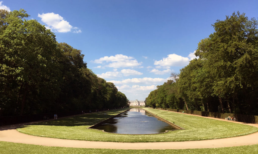 jardim do castelo de benrath com o castelo ao fundo