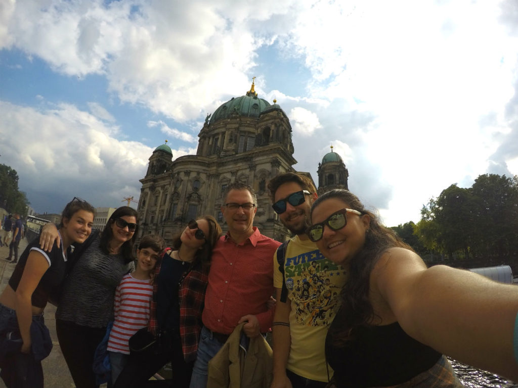 grupo posa para selfie em frente a igreja berliner domberliner dom