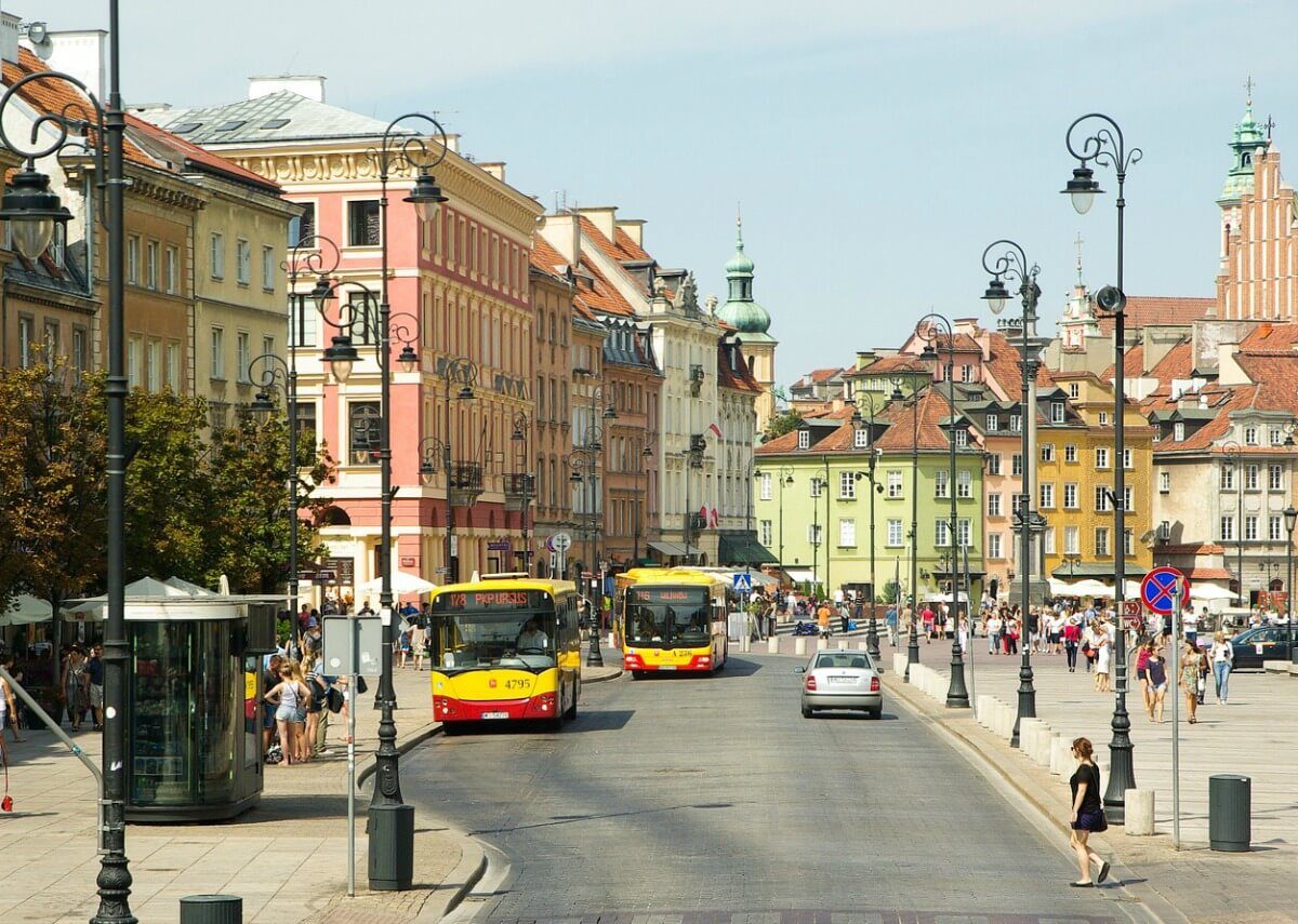 rua de varsovia durante o dia