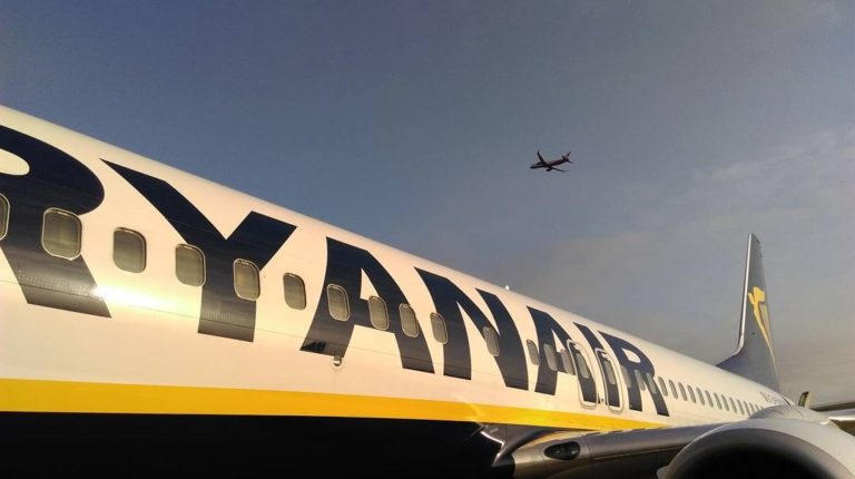 foto mostra aviao da ryanair em primeiro plano e um outro avião no ar em segundo plano