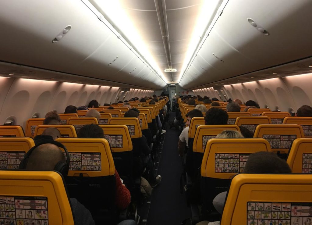 interior do avião da ryanair