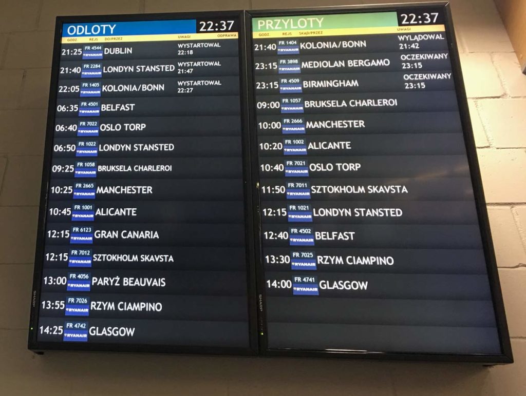 painel com os próximos voos da Ryanair