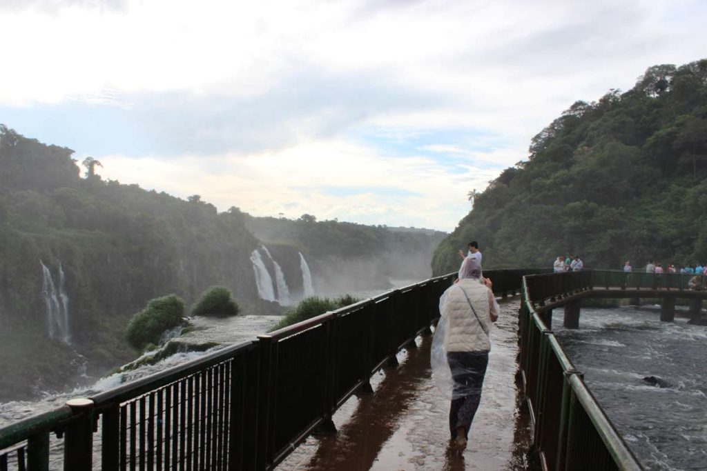 pessoa caminha sobre uma das passarelas de observacao nas cataratas do iguacu