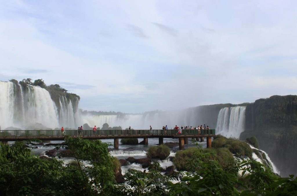 cataratas do iguacu vistas d longe, com as passarelas de observação ao fundo