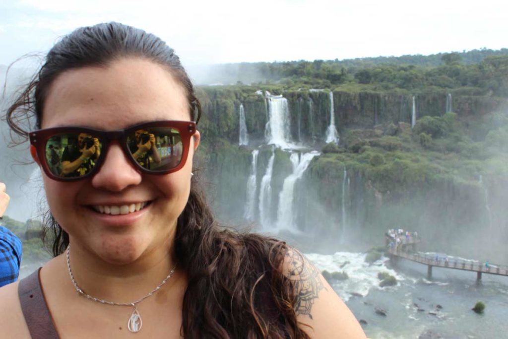 tatiana olegario no primeiro plano com as cataratas do iguacu no segundo plano