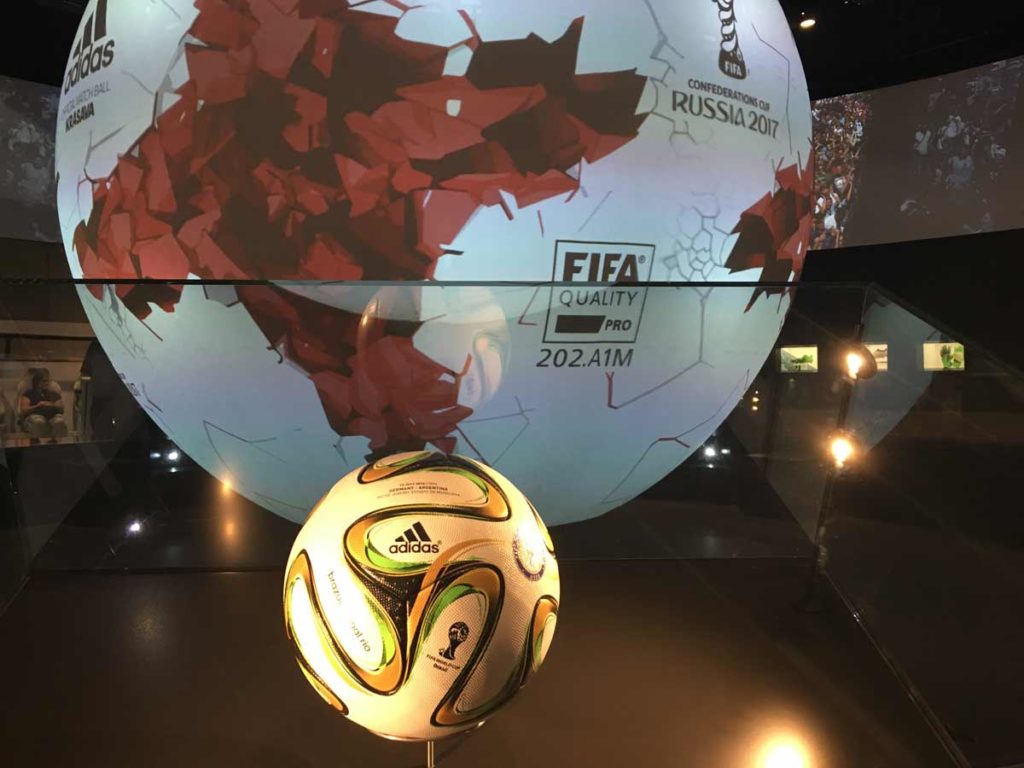 bola da final da copa do mundo exposta em museu do futebol na alemanha