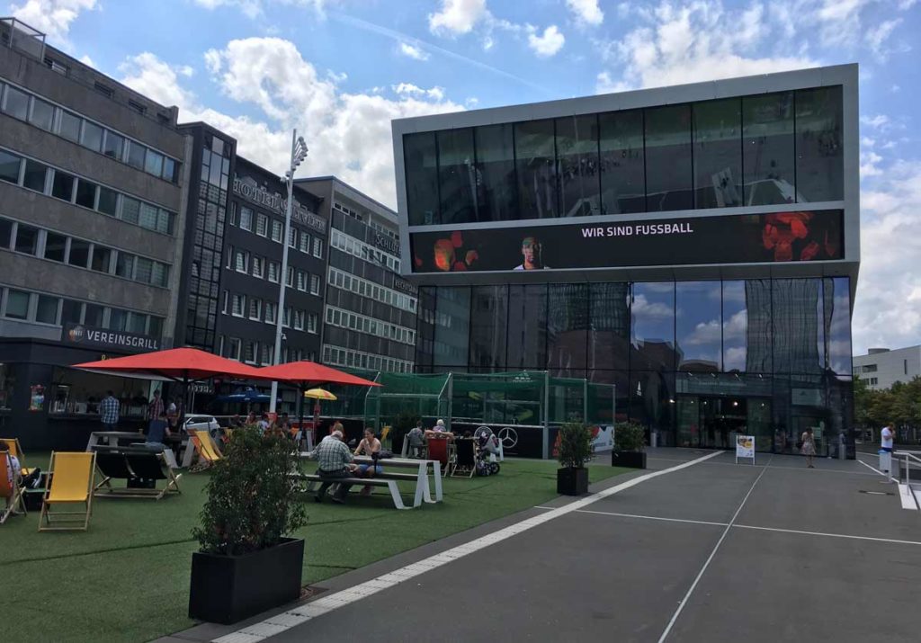 fachada do museu do futebol em dortmund