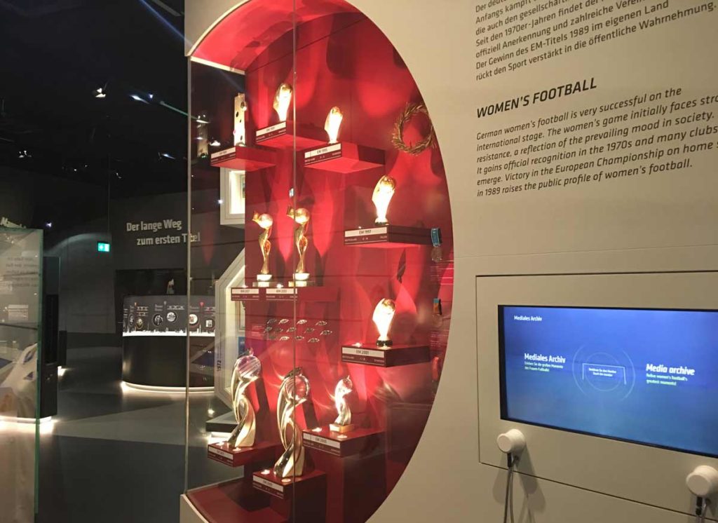 troféus da selecao feminina de futebol expostos no museu do futebol em dortmund