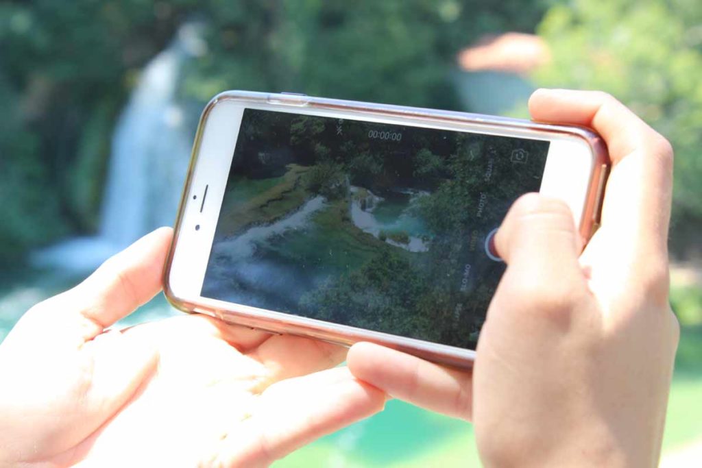 foto de um celular filmando as cachoeiras do parque nacional krkaa