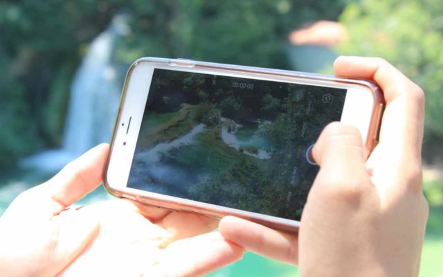 foto de um celular filmando as cachoeiras do parque nacional krkaa