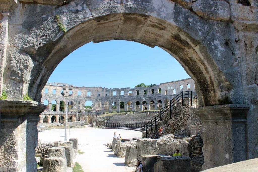 entrada da arena de pula, que lembra o coliseu de roma