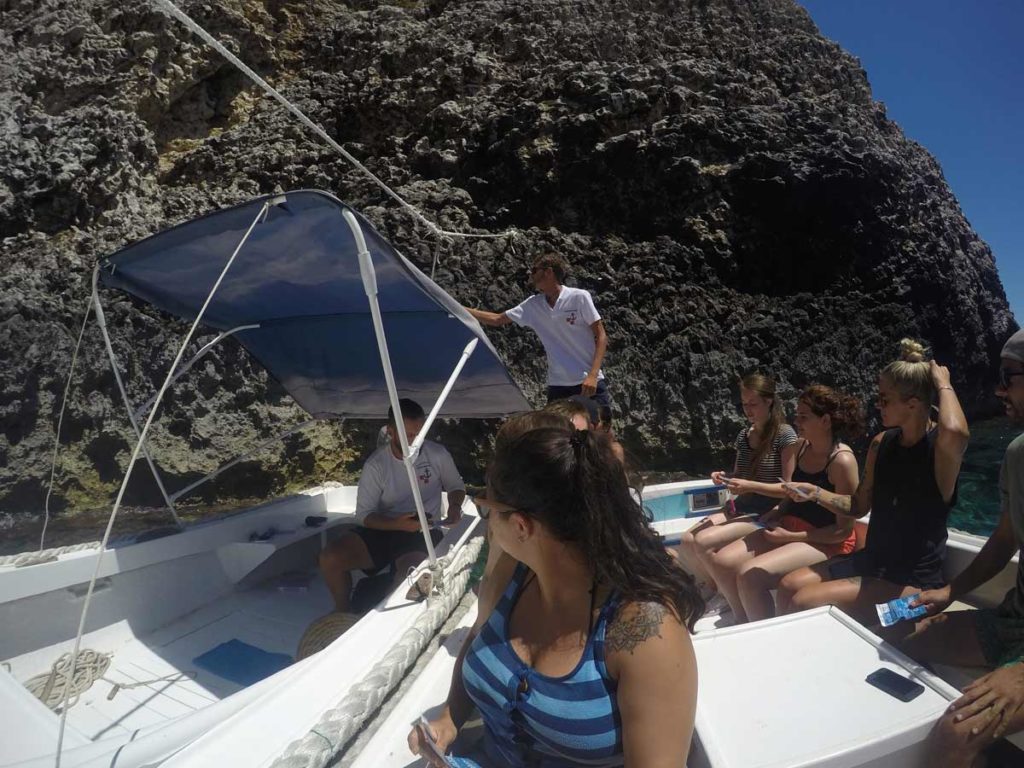 barco em bisevo, na entrada da blue cave, na Croácia