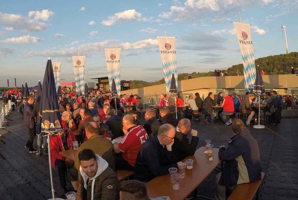 biergarten do lado de fora do estádio do bayern de munique, a allianz arena