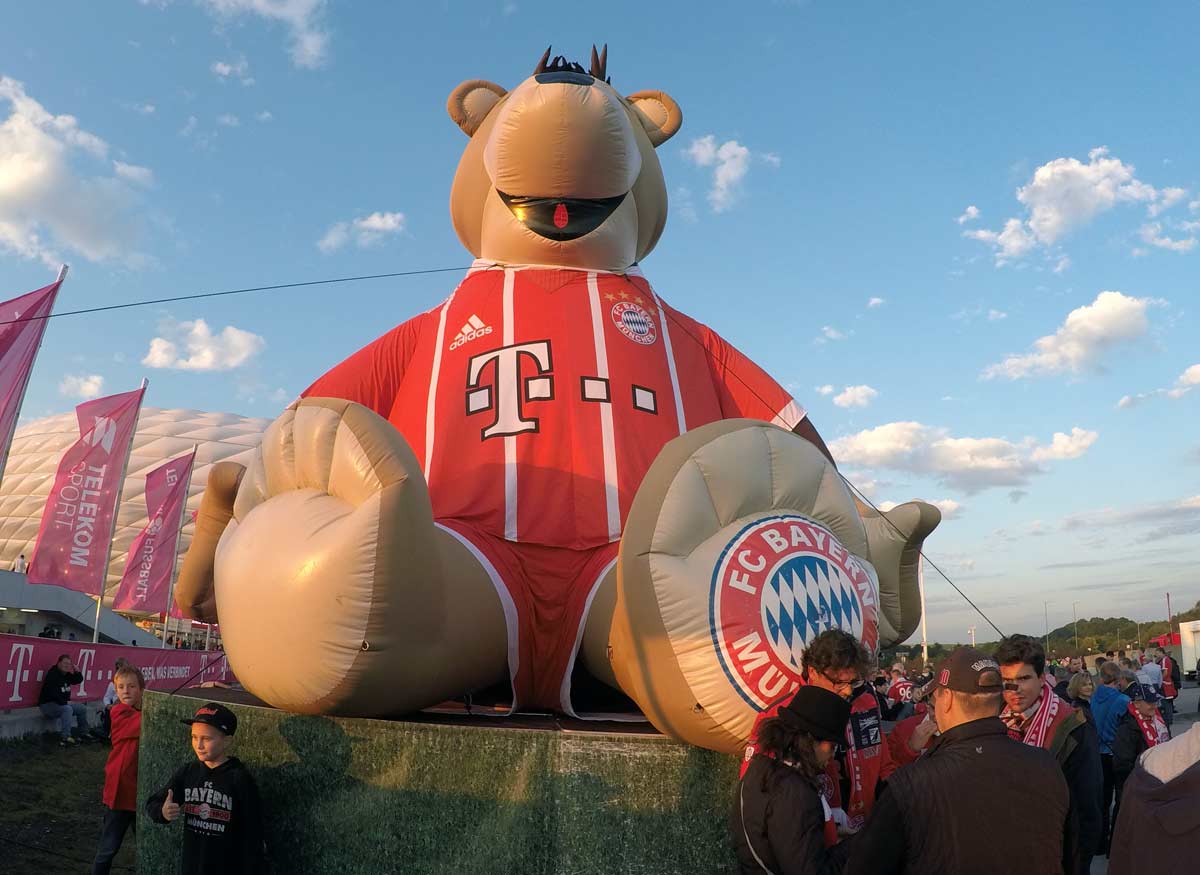 urso gigante lado de fora estádio bayern munique