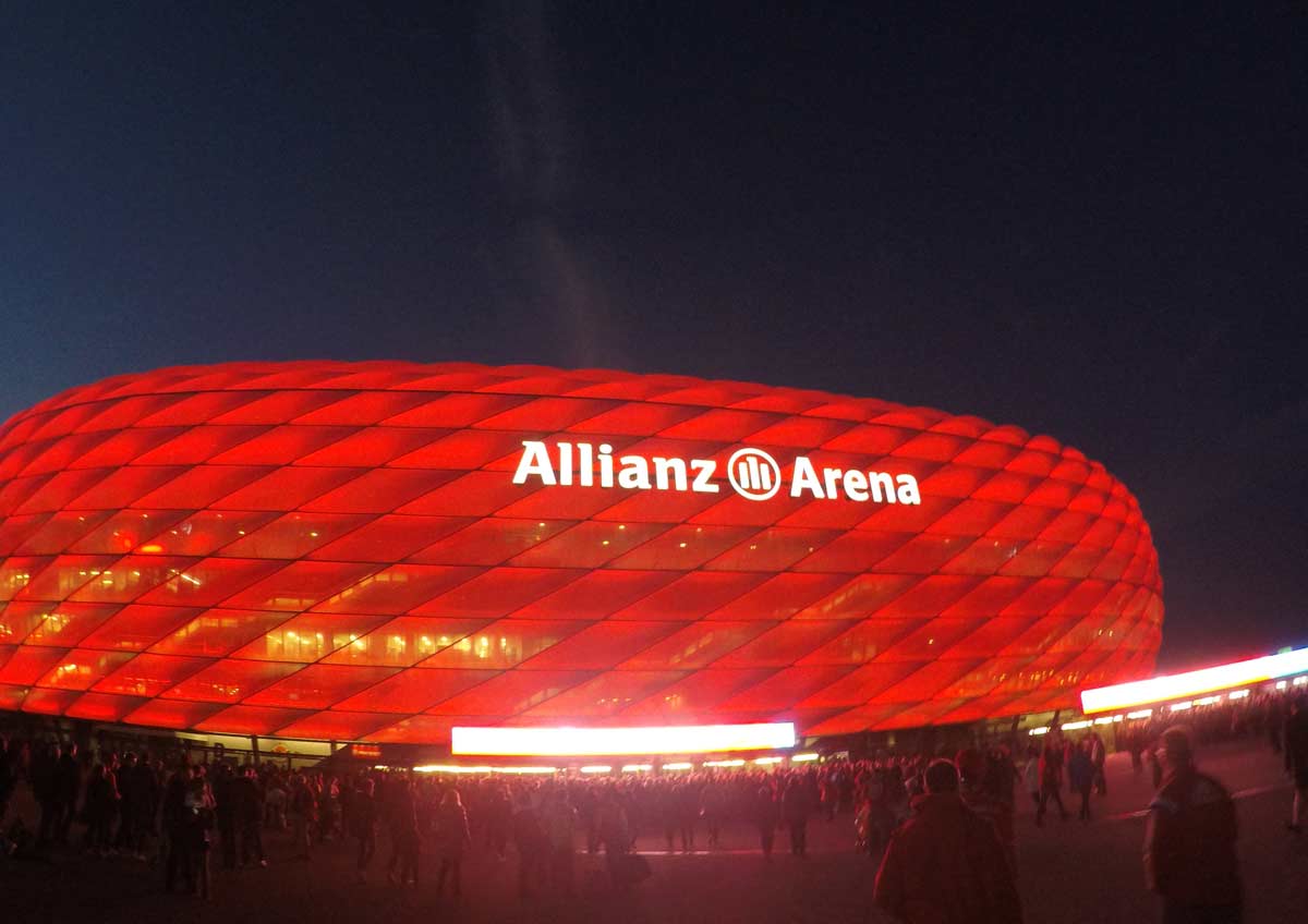 estádio do bayernd de munique iluminado de vermelho