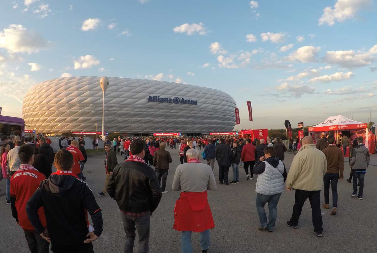 vista de fora da allianz arena, o estádio do bayern de munique