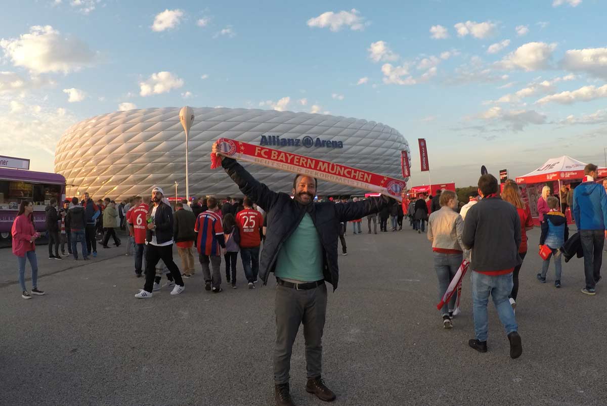 torcedor em frente ao estádio allianz arena