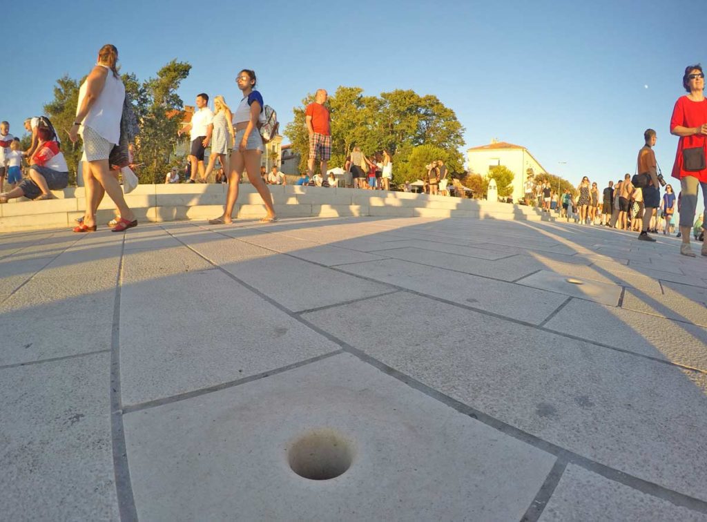 buraco no chao é o que libera o som do sea organ- o orgao público de Zadar, que toca com o barulho do mar - procurando o que fazer por lá essa deve ser uma opção