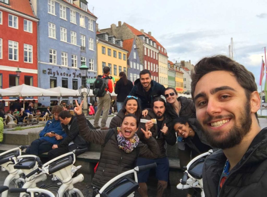 grupo em nyhavn em copenhague