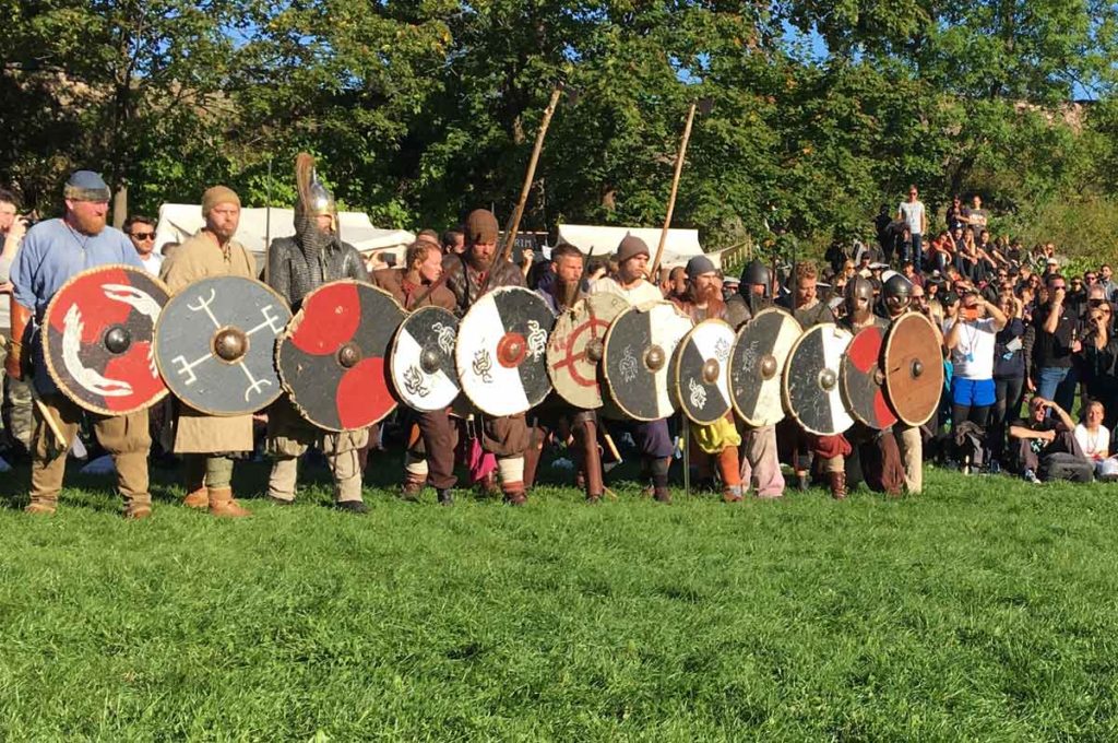 grupo fantasiado de vikings com roupas típicas e armamento